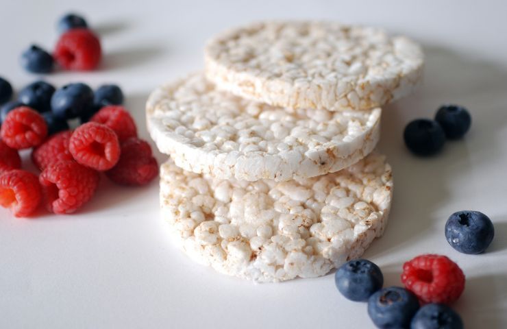 Gallette di riso con frutti di bosco