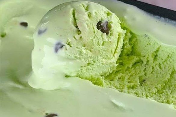 Gelato alla menta con gocce di cioccolato