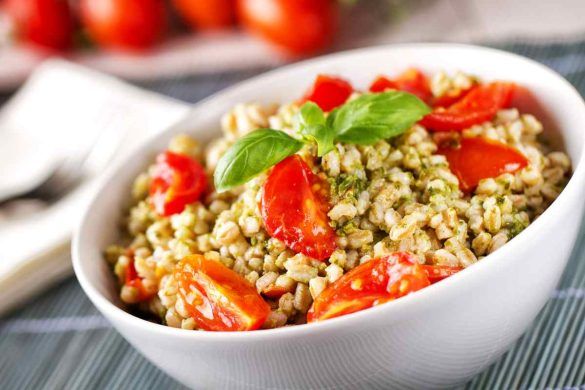 Insalata di orzo e pesto