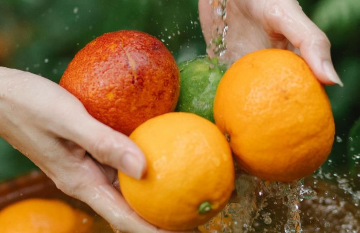Lavare la frutta sotto l'acqua