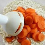 Mescolare le carote con la farina