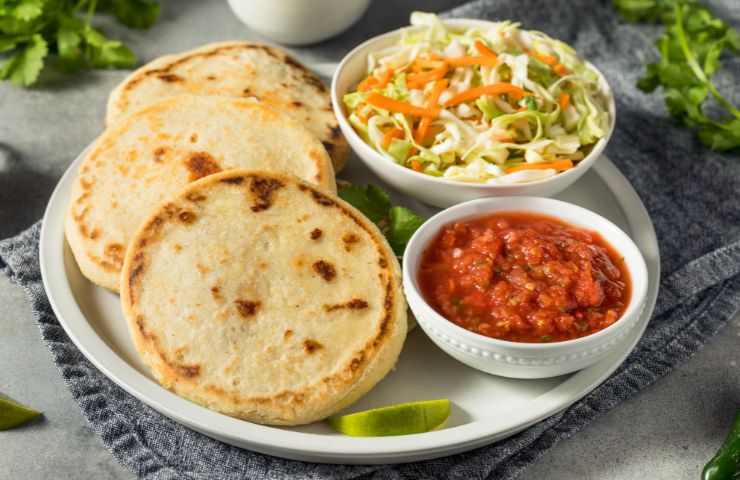 Pupusas con salsa e insalata