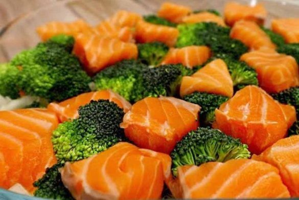 Salmone al forno con broccoli