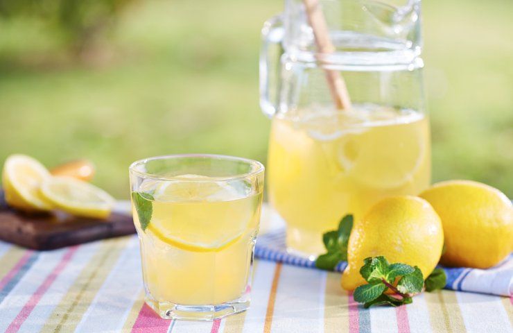 Storia della limonata a cosce aperte