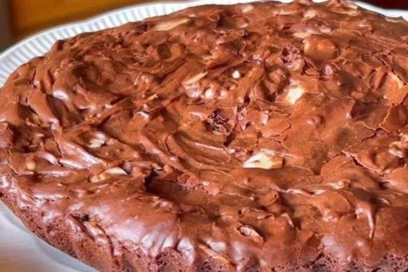 Torta al cioccolato e scaglie di mandorle