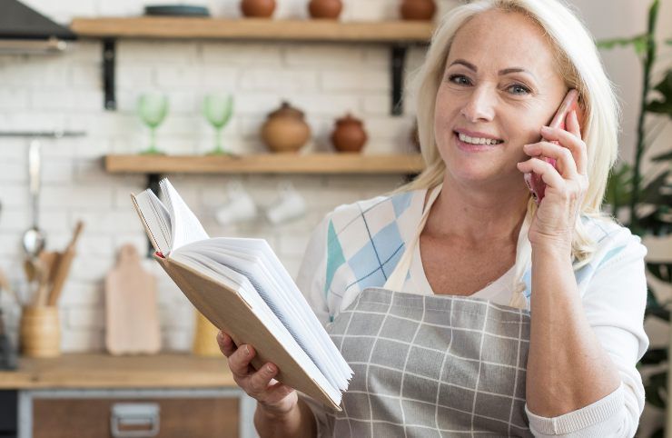 Una donna anziana in cucina