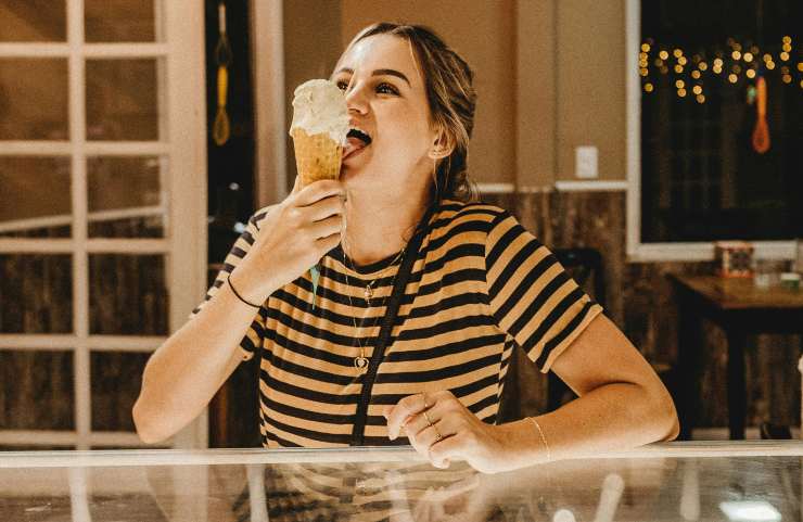 Una donna che mangia un gelato