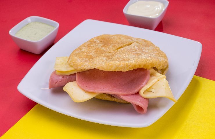 Arepa venezuelana farcita