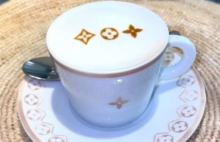 Cappuccino con logo Louis Vuitton