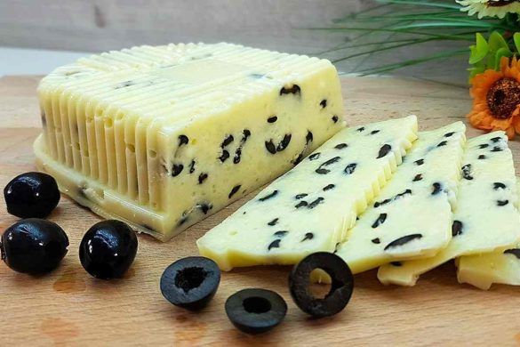 Formaggio fatto in casa con olive