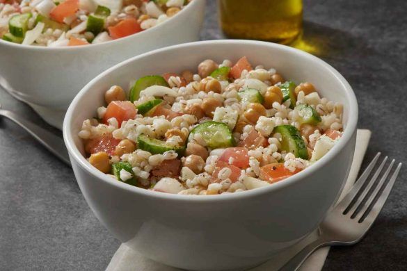 Insalata di orzo e salmone