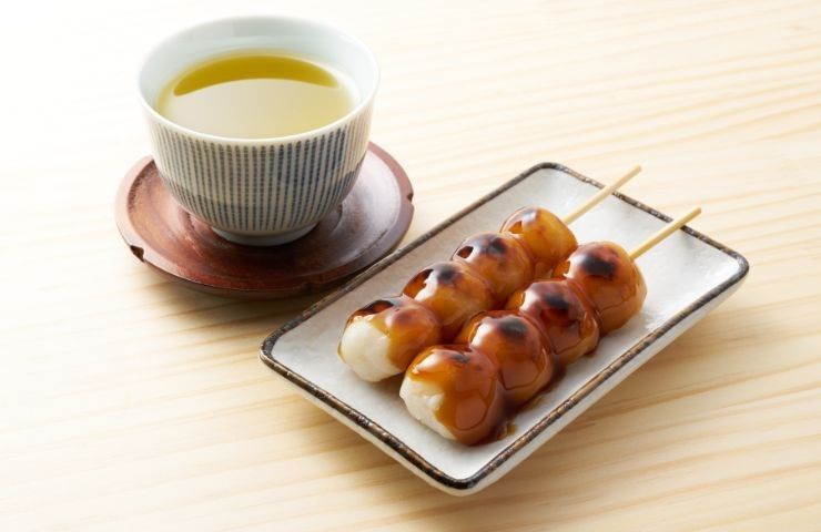 Mitarashi Dango con bevanda