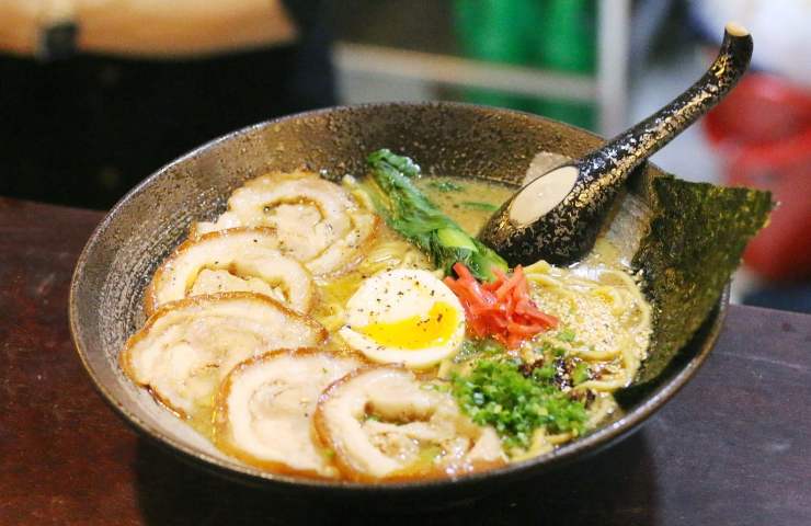 Ramen in piatto tipico