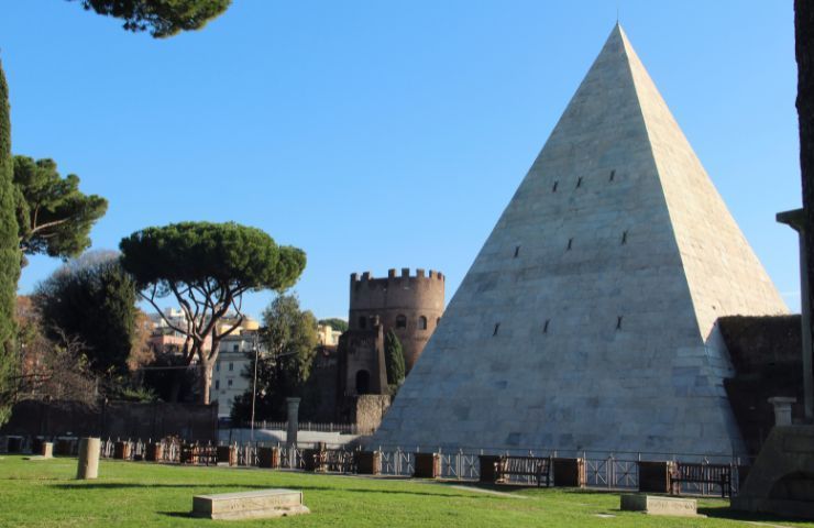 Piramide Cestia - Roma