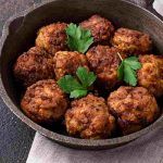 Polpette di carne macinata nella friggitrice ad aria