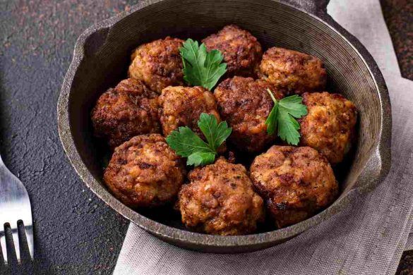 Polpette di carne macinata nella friggitrice ad aria