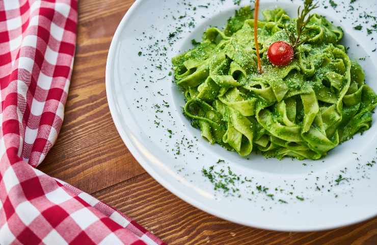 Tagliatelle con pesto di menta