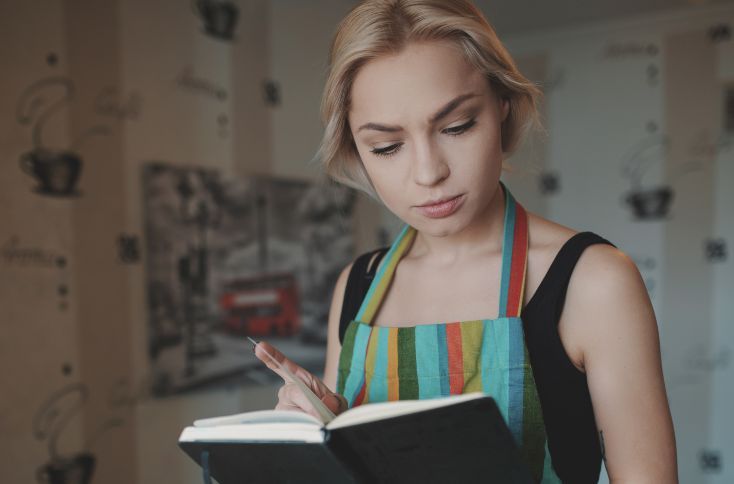 Una donna in cucina