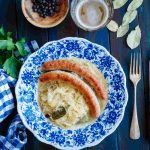 Bratwurst con salsa alle cipolle