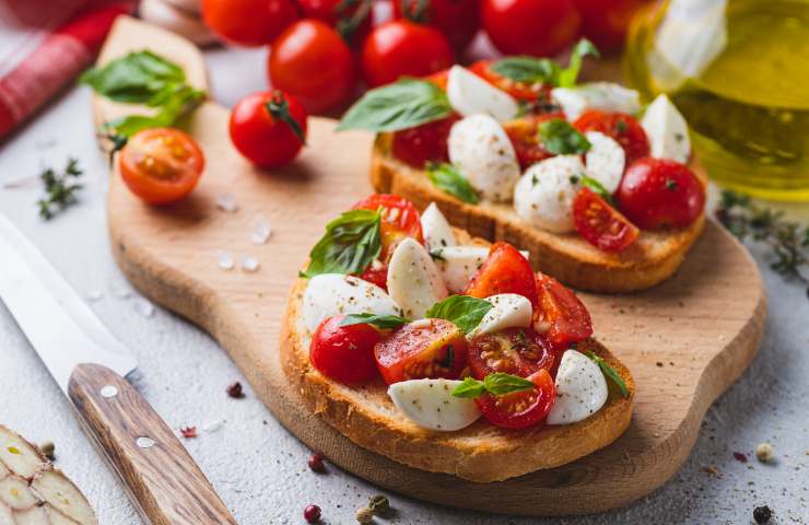 Bruschetta caprese ricetta