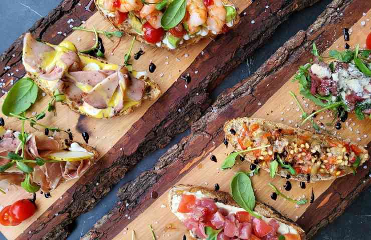 Bruschette con carne e pesce