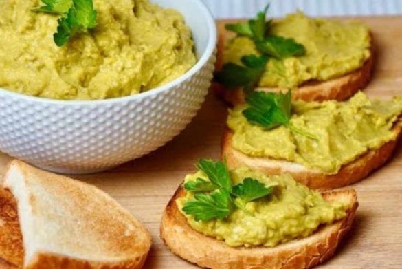 Bruschette con crema di piselli