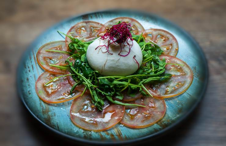 Carpaccio di pomodoro con burrata