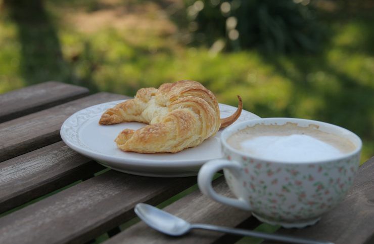 Croissant e cappuccino