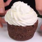 Cupcake all'avena e banana con panna