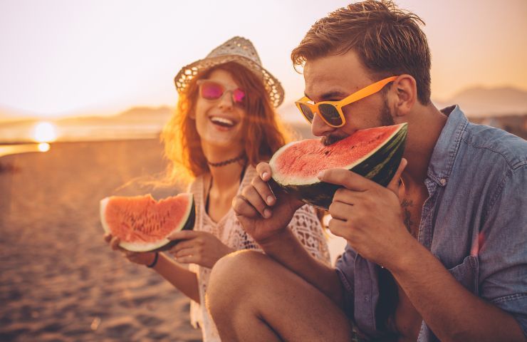 Mangiare frutta in spiaggia