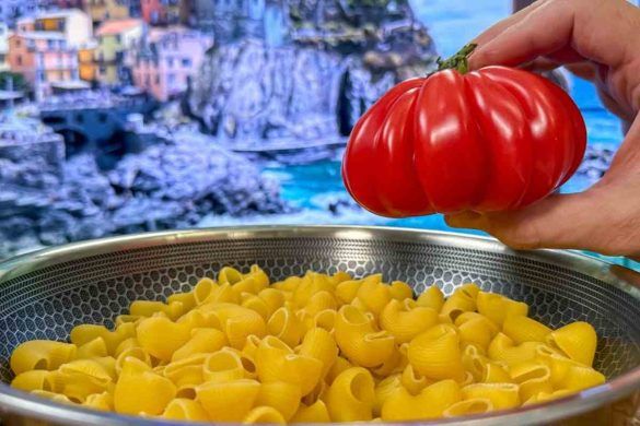 Pasta con pomodoro e tonno