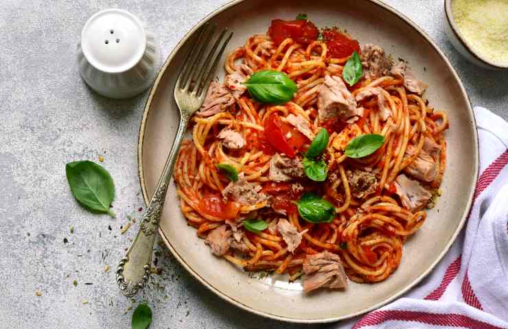 Pasta con pomodoro e tonno ricetta