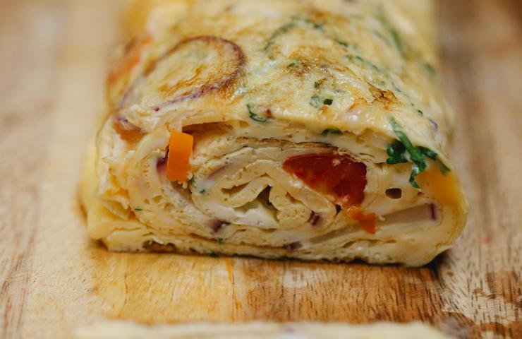 Rotolo di frittata farcito