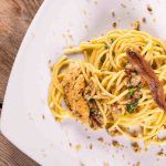 Spaghetti alici e taralli ricetta