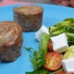 Spiedini di carne con insalata