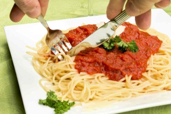 Tagliare spaghetti con coltello