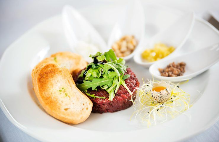 Tartare di carne con rucola e uova di quaglia