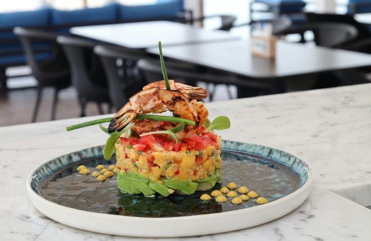 Tartare di salmone con frutta e verdura