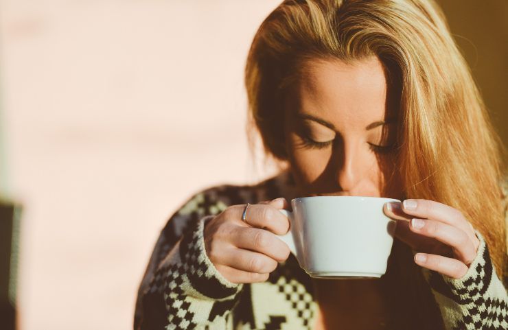 Una donna che beve il caffè