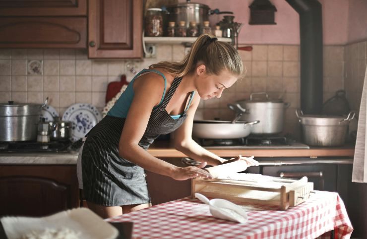 Una donna che cucina