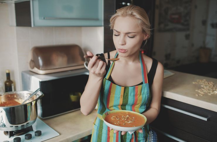 Una donna che mangia la zuppa