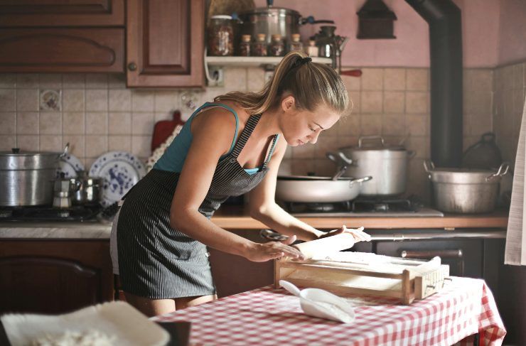 Una donna in cucina