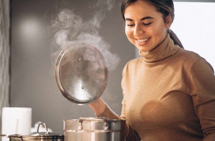 Una donna in cucina