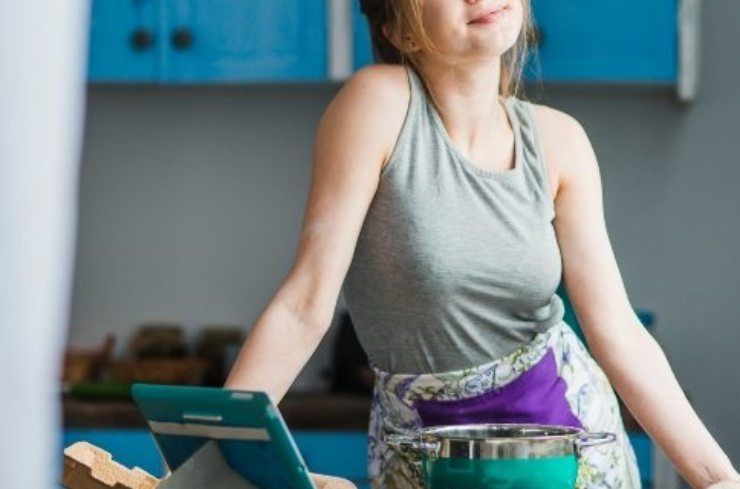 Una donna in cucina