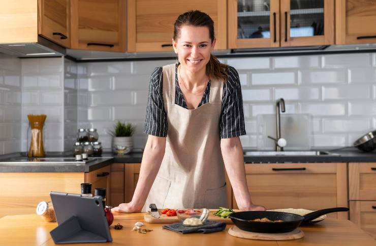 Una donna in cucina