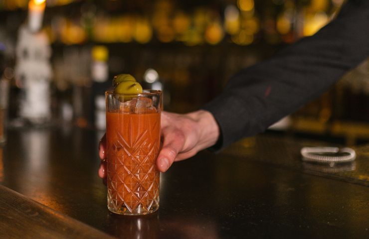 Barista serve il Bloody Mary