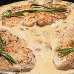 Delizioso petto di pollo in padella