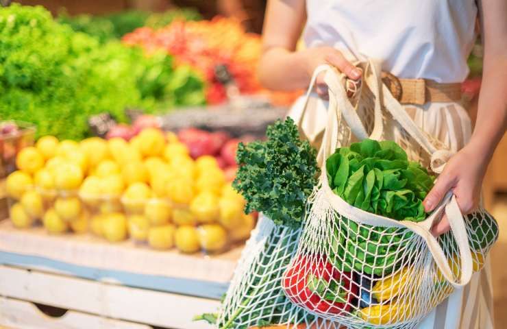 Donna al supermercato