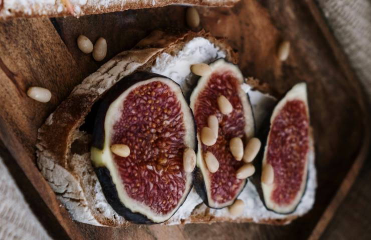 Pane tostato con formaggio, fichi e pinoli