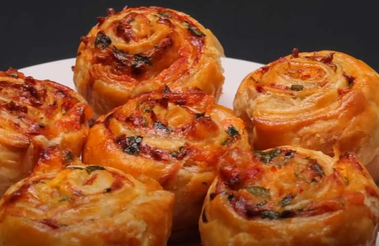 Rotolini di pasta sfoglia di pancetta